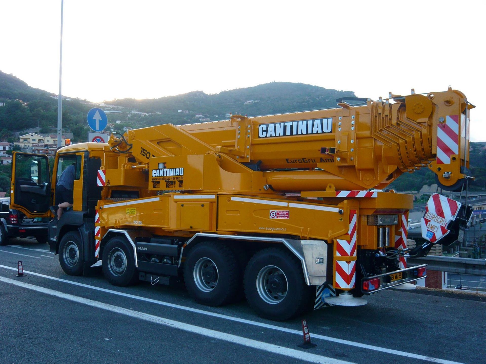 Camion de levage sur la route.