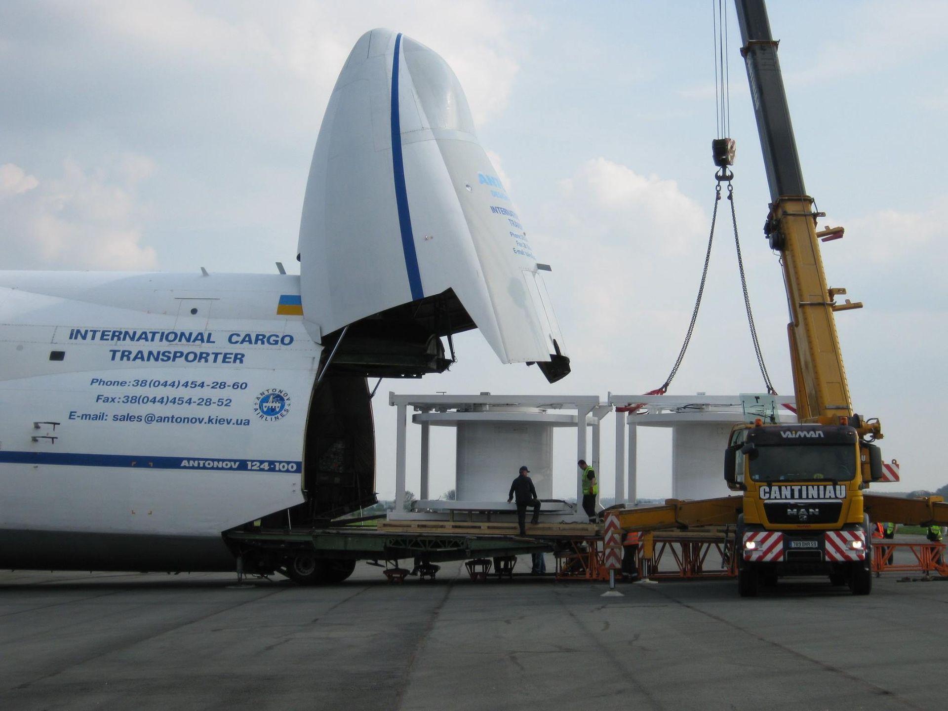 Chargement d'un avion-cargo à l'aide d'une grue.