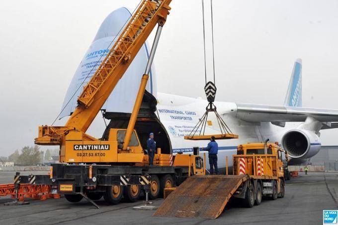 Chargement d'un avion-cargo à l'aide d'une grue vue 2.