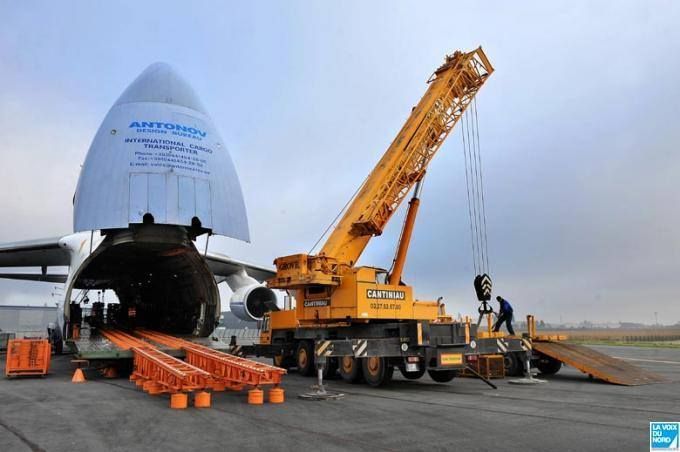 Chargement d'un avion-cargo à l'aide d'une grue vue 3.