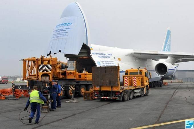 Chargement d'un avion-cargo à l'aide d'une grue vue 6.