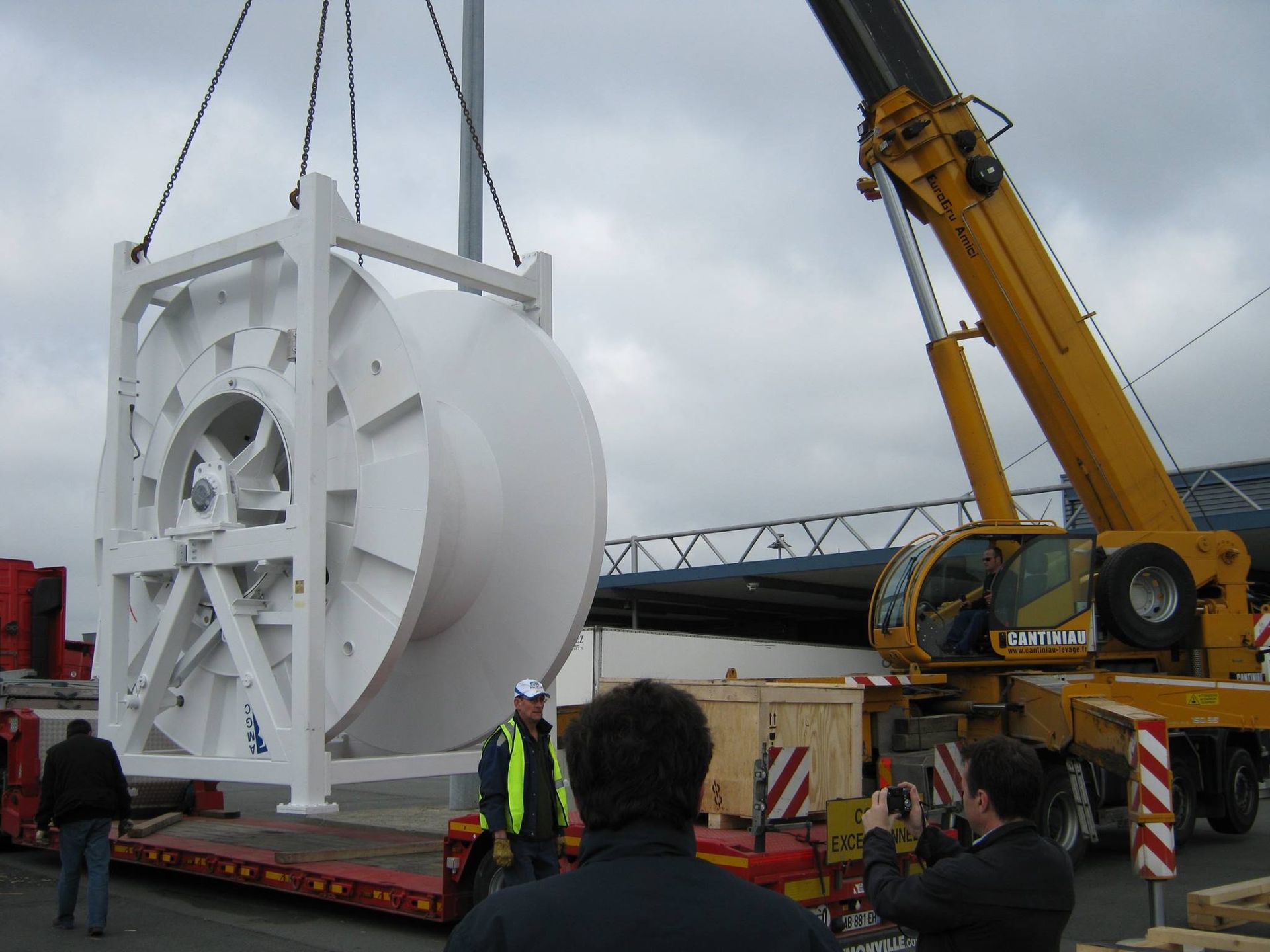 Chargement d'un avion-cargo à l'aide d'une grue vue 7.