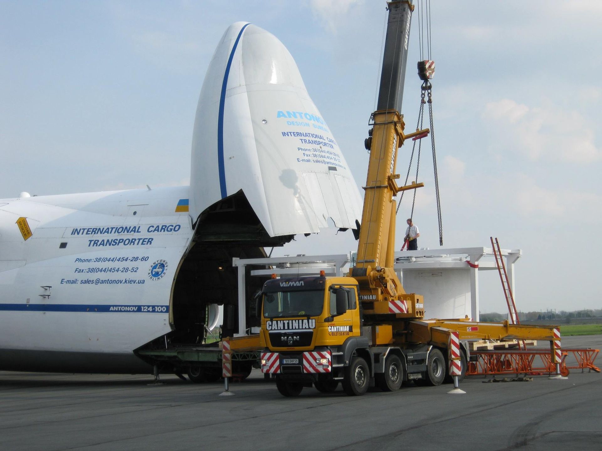 Chargement d'un avion-cargo à l'aide d'une grue vue 8.
