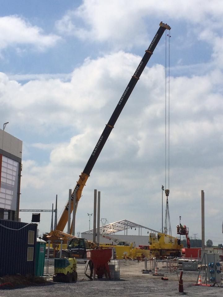 Une grue soulève un gros morceau de métal.