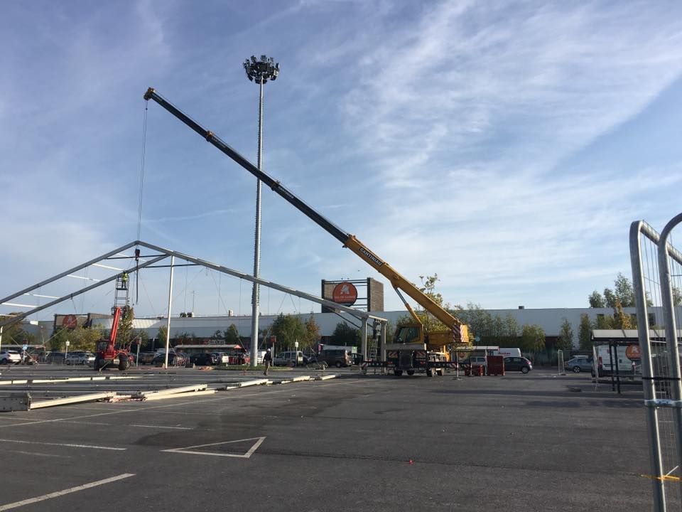 Une grue est levée du parking du nouveau magasin.