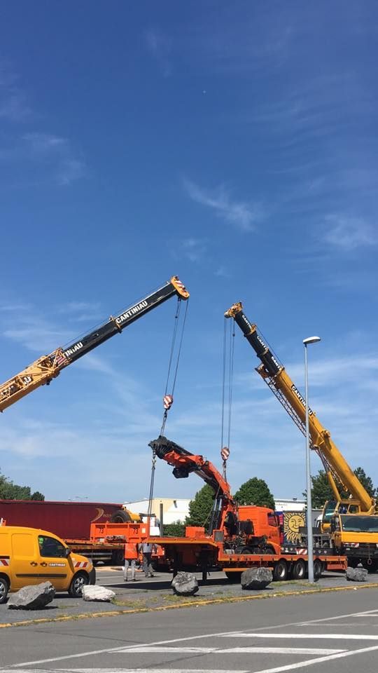 Une grue est soulevée par un camion-grue.