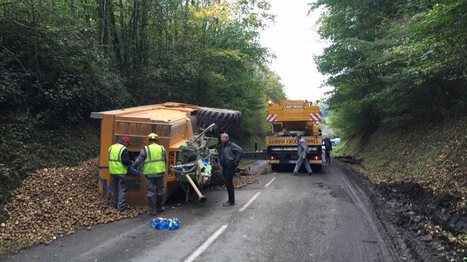 Un camion est remorqué sur la route.