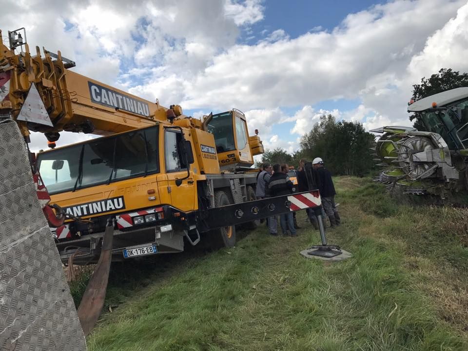 Une grue est vue sur le bord d'une route.