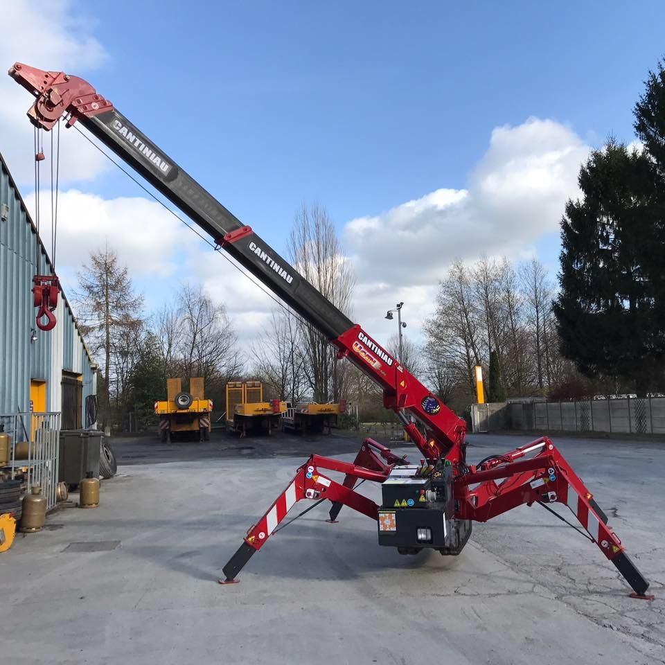 Une grue est utilisée pour la construction d'un nouveau bâtiment.