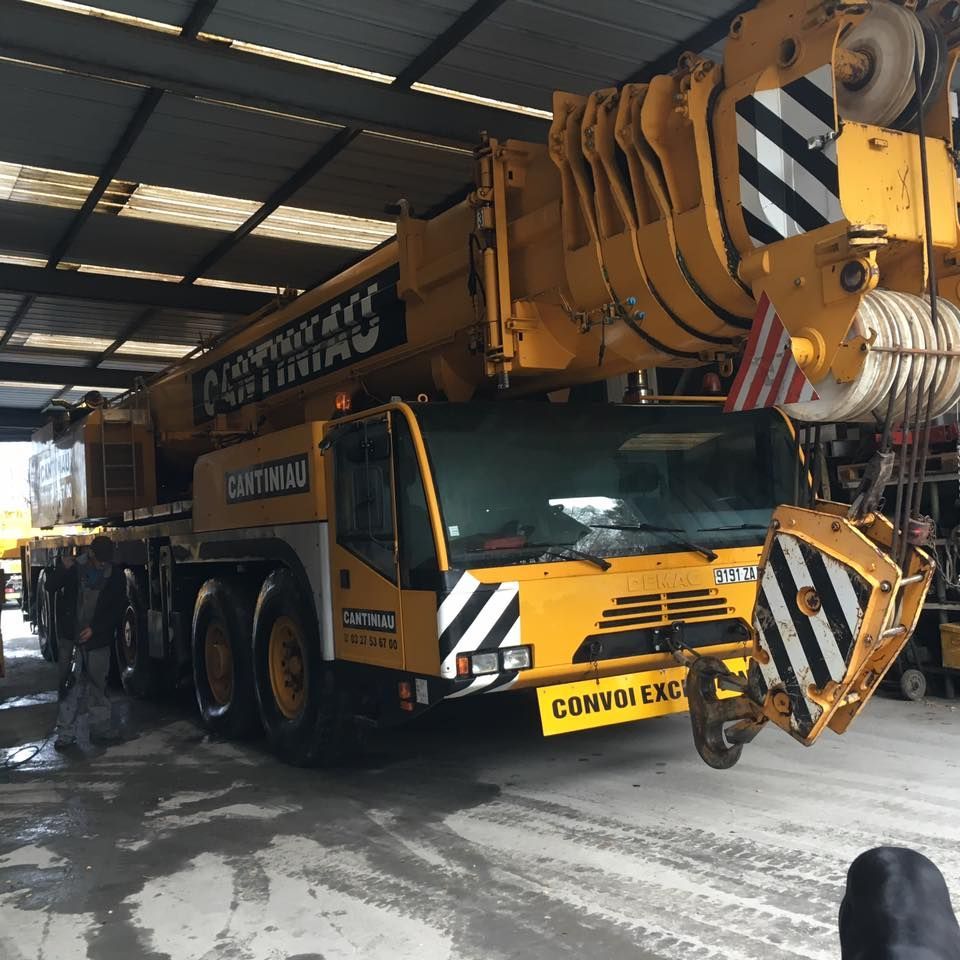 Une grue est garée dans un garage.
