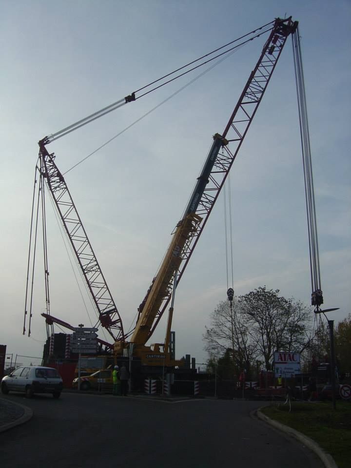 Une grue est soulevée par un camion.