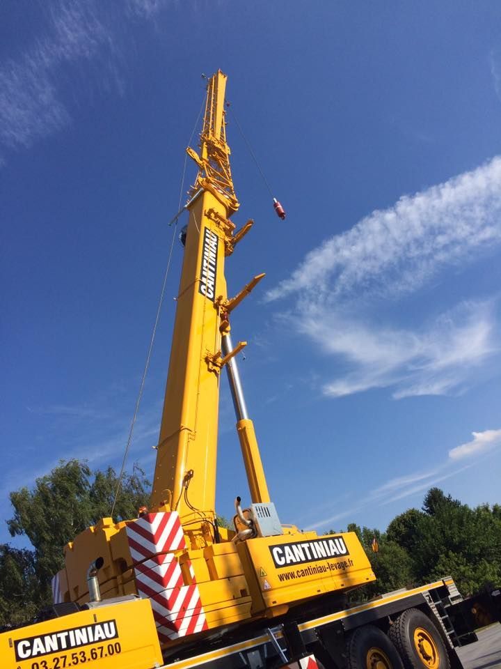 Une grue jaune vue en contre-plongée.