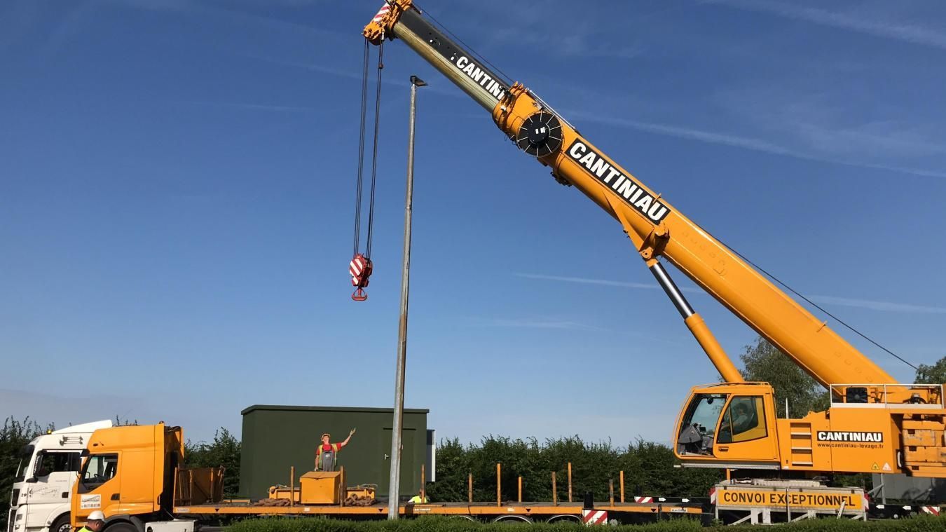 Une grande grue camion qui est déchargée d'un camion.