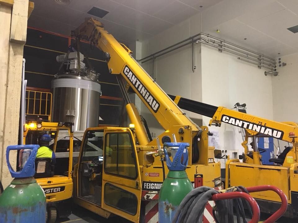 Une grue est utilisée pour la construction d'un nouveau bâtiment.