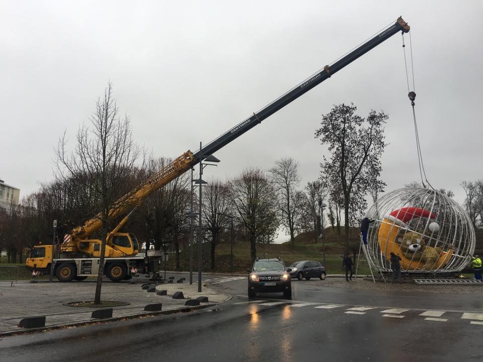 Une grue est soulevée du sol par une grue.