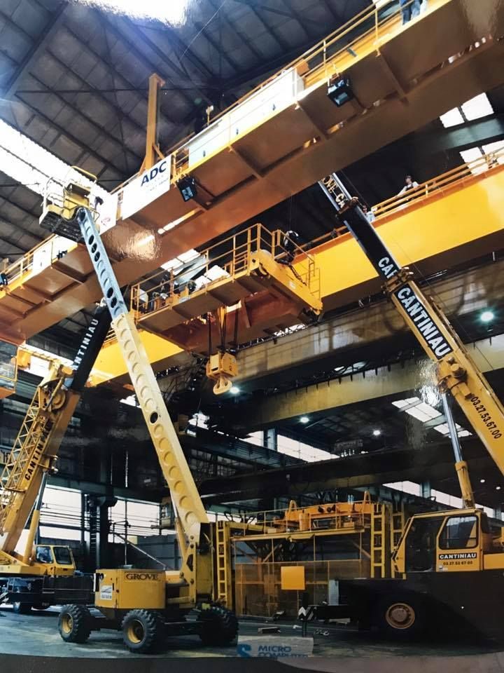 Une grue est utilisée pour la construction d'un bâtiment.