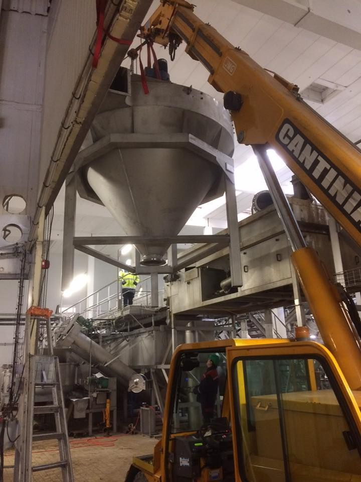 Une grosse machine se trouve au milieu d'un bâtiment.