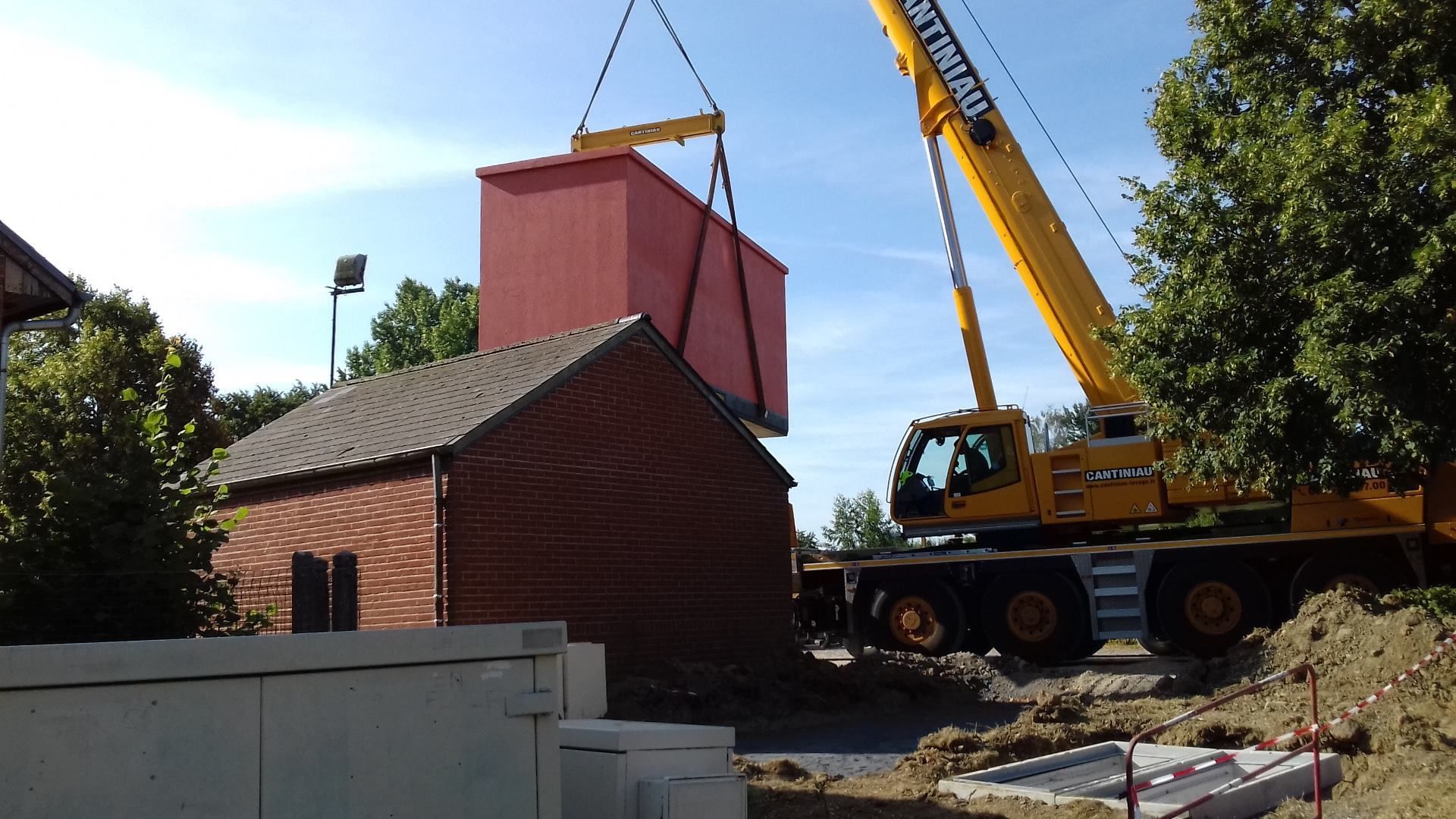 Une grue soulève un bâtiment dans un bâtiment.