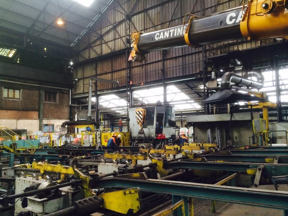 Une grosse machine dans une usine.