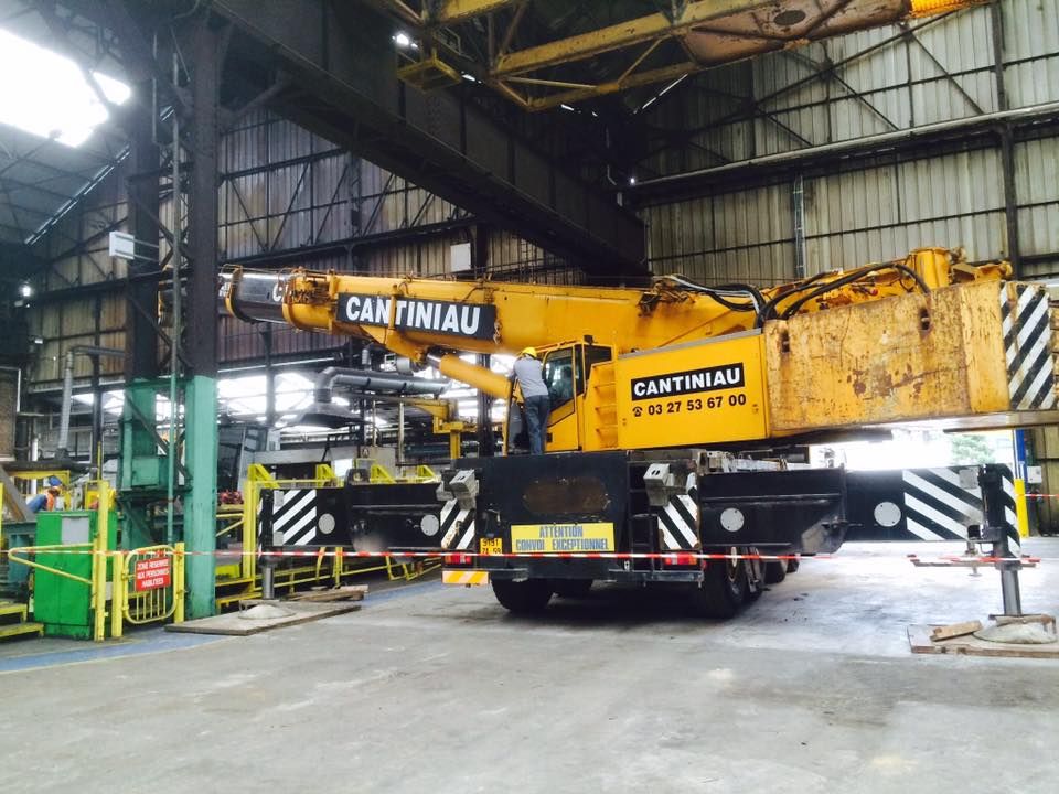 Une grue dans un entrepôt.