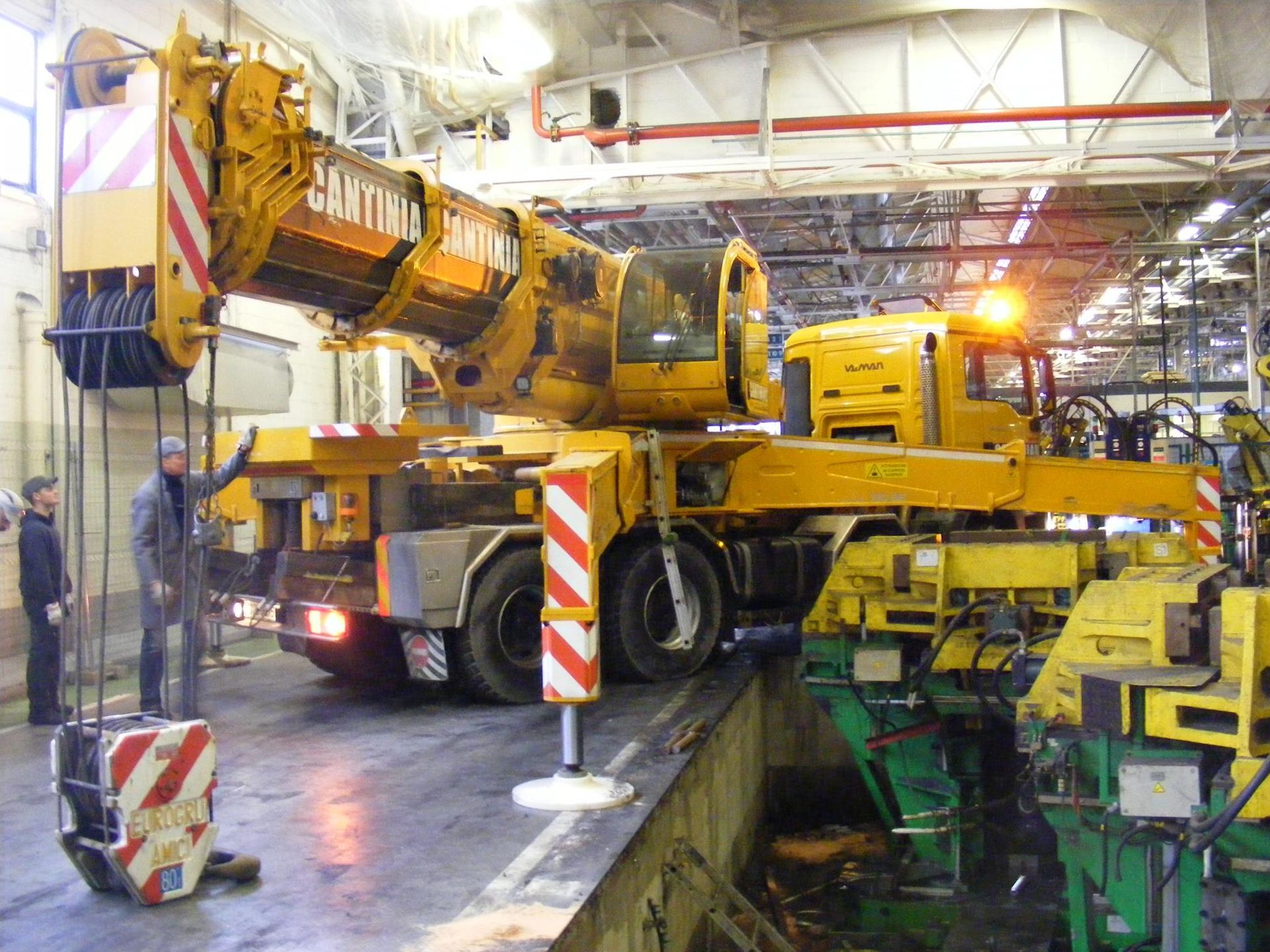 Une grue est sur le camion.