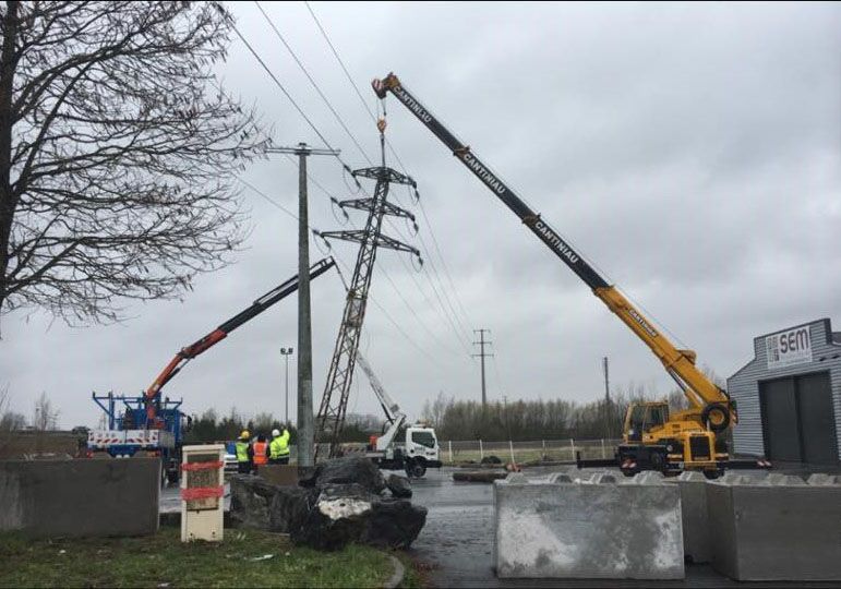 Une grue est soulevée du sol par une grue.