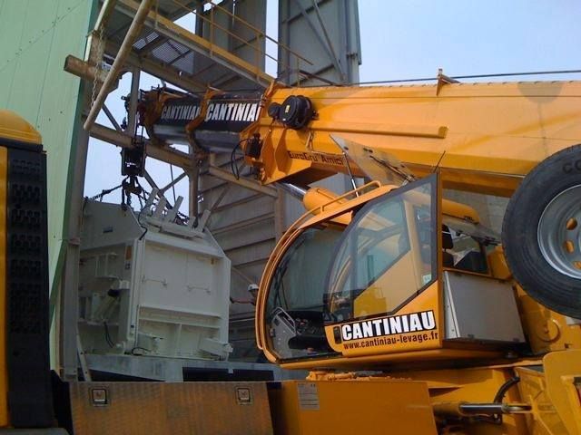 Une grue est garée dans un parking.