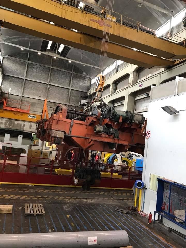 Une grande grue est utilisée pour la construction d'un nouveau bâtiment.