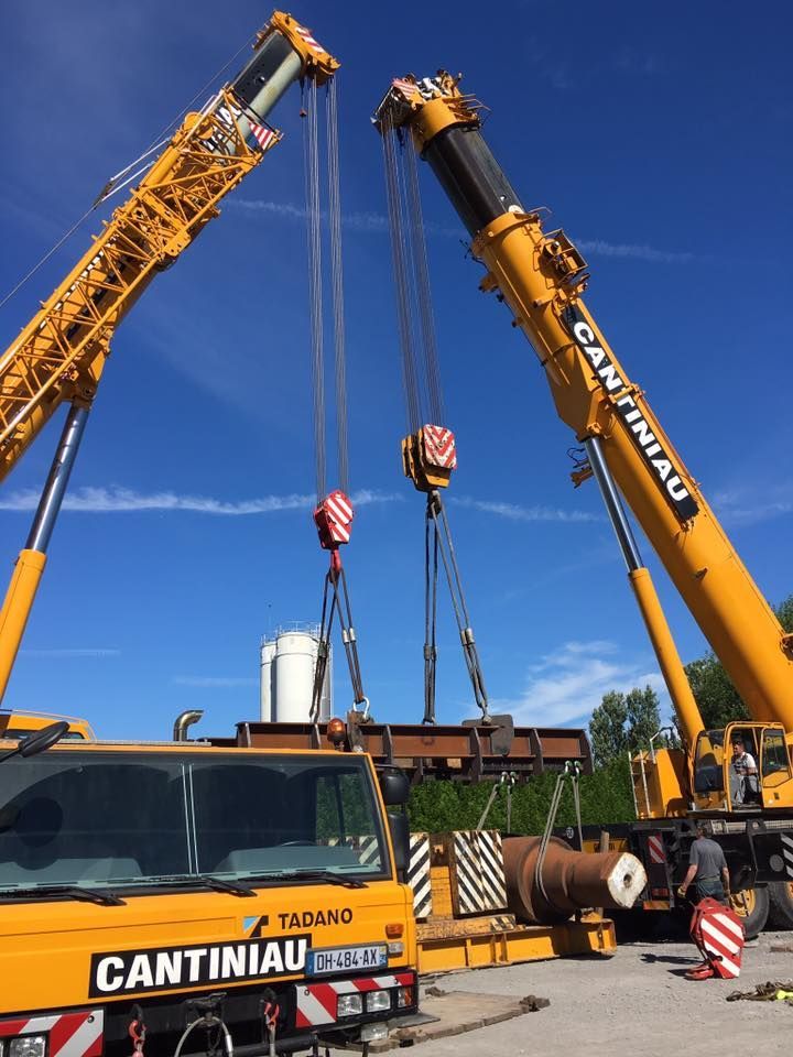 Une grue est soulevée par une grue.