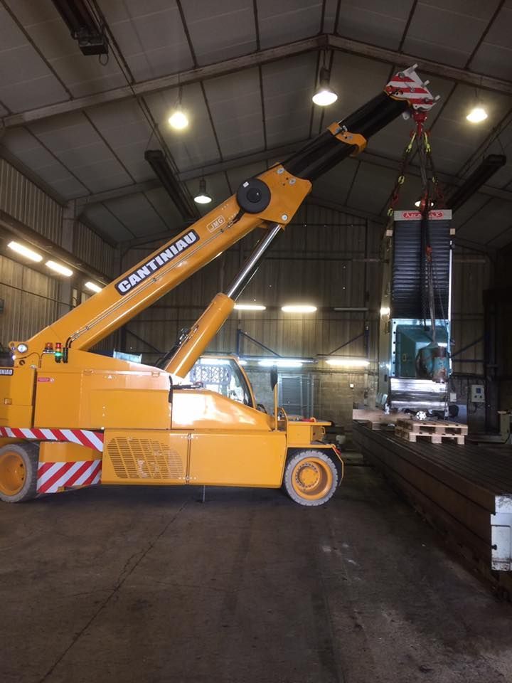 Une grue dans un entrepôt.