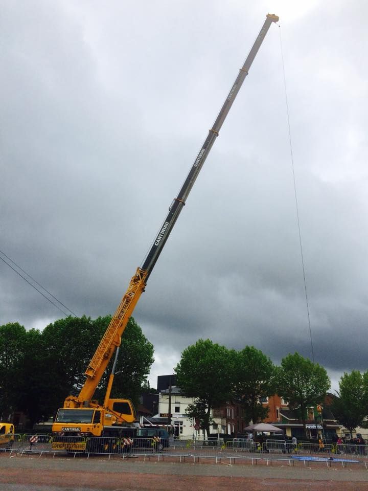 Une grue est soulevée du sol par une grue.
