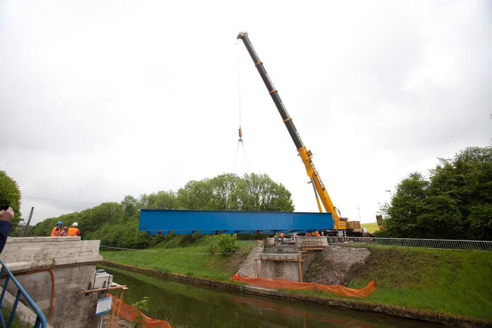 Installation d'une passerelle au-dessus d'une rivière.