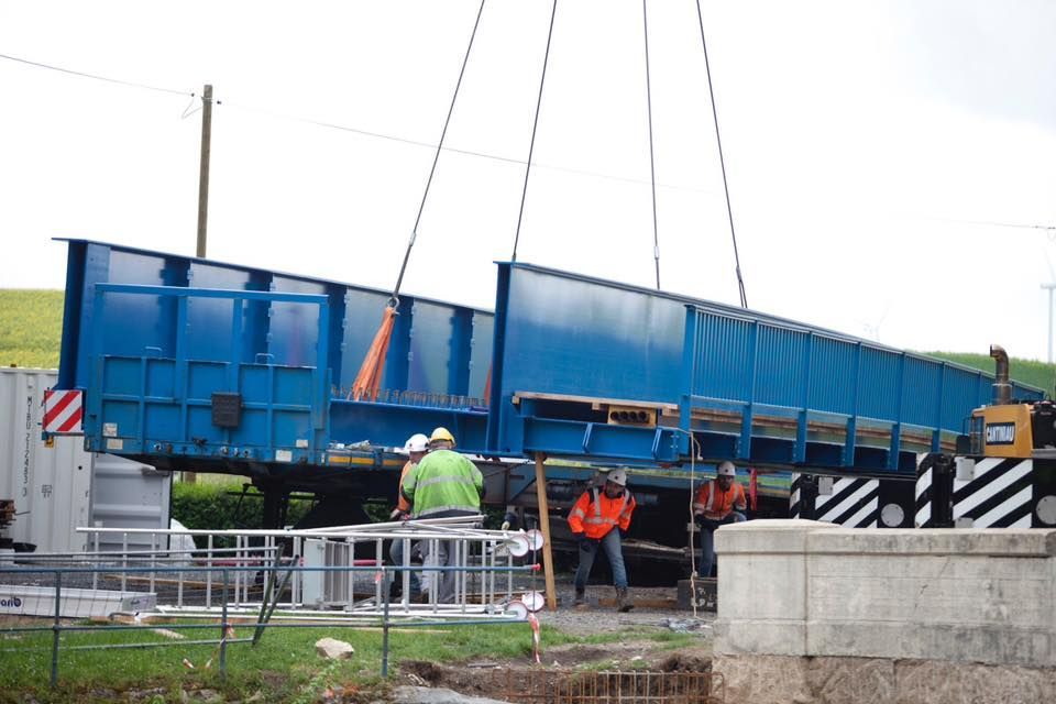 Un train est soulevé des voies.