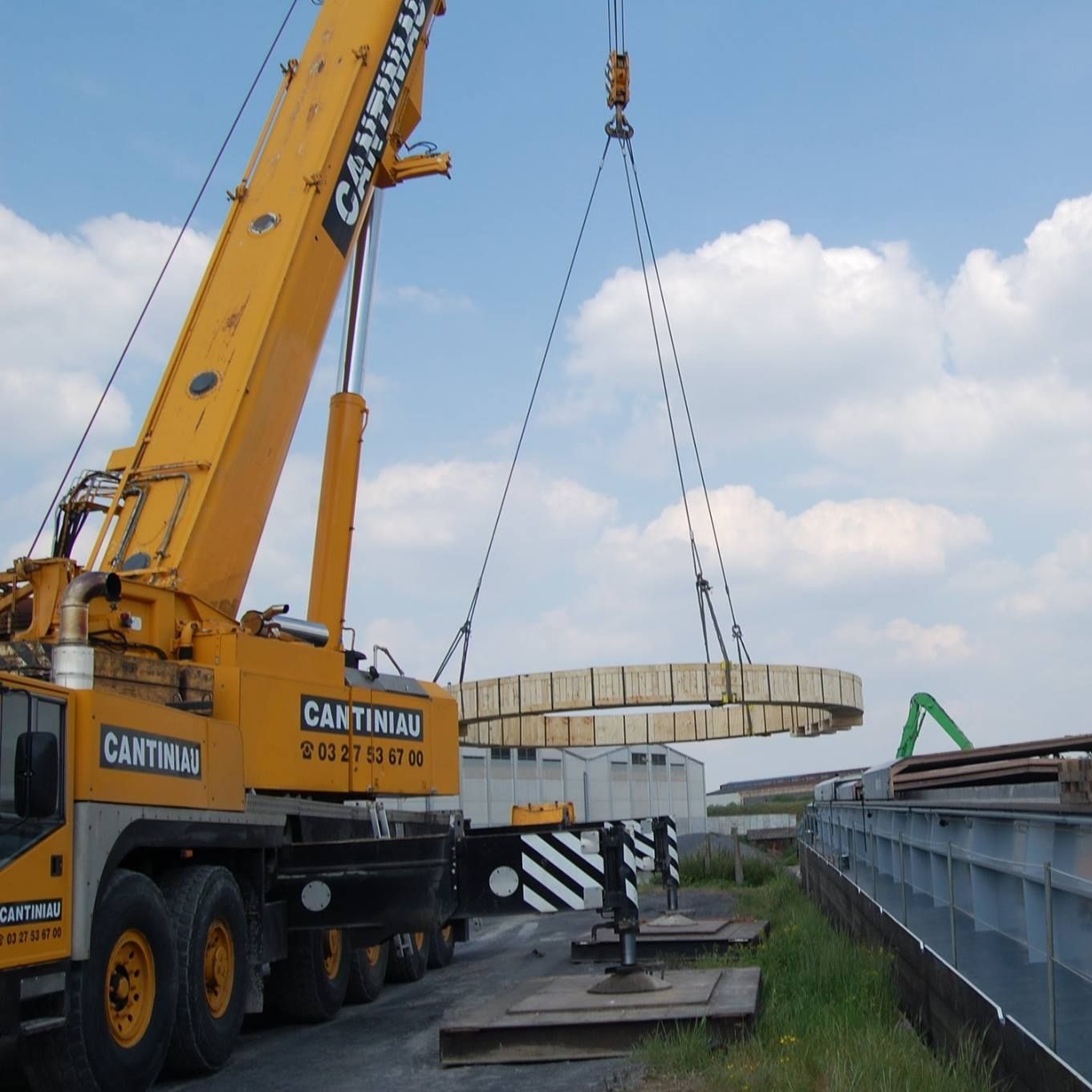 Une grue soulève un grand conteneur.