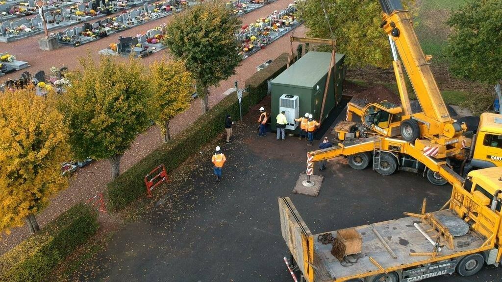 Une grue est vue dans le parking d'un parking.