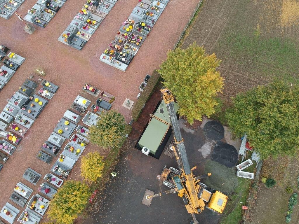 Un gros tas d'ordures est vu sur cette image aérienne.