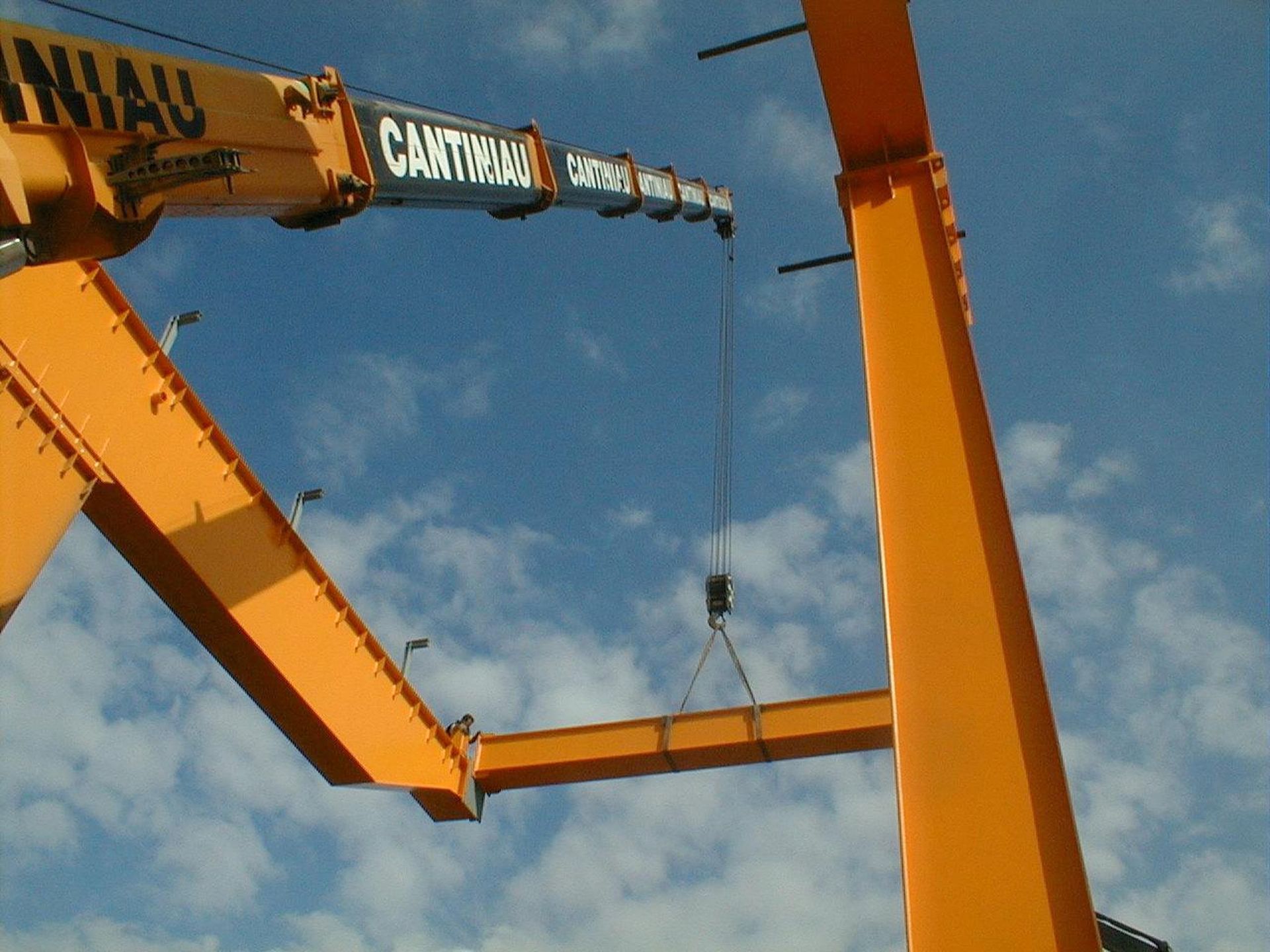 Une grue lève une pancarte sur une grue.