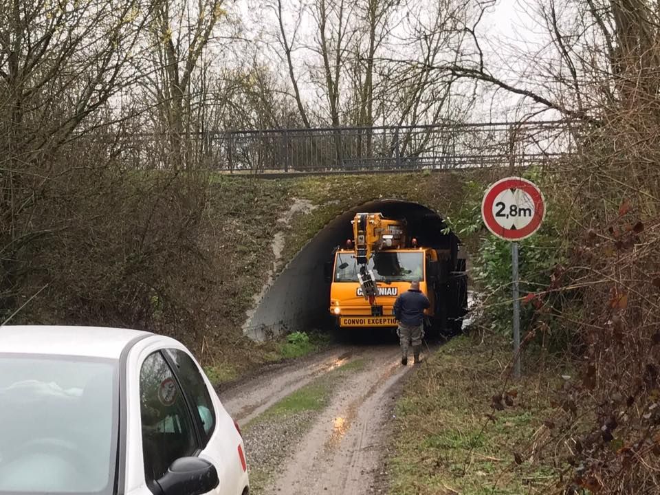 Un camion traverse un tunnel.