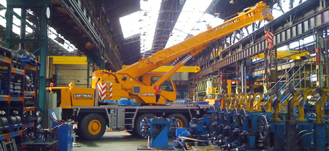 Une grande grue dans une usine.