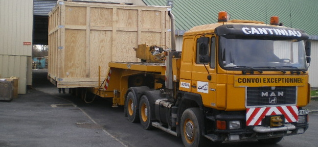 Un gros camion jaune.