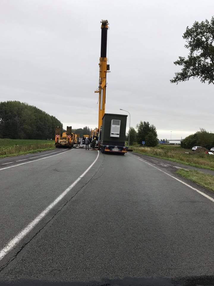 Un camion est vu sur le bord d'une route.