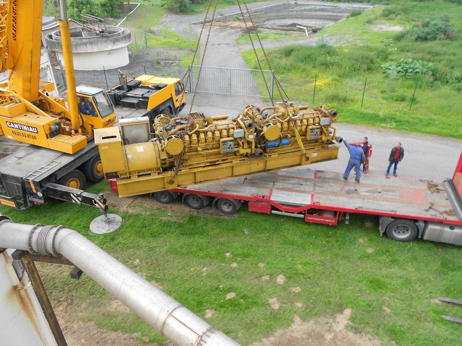 Une grue est utilisée pour déplacer un camion.