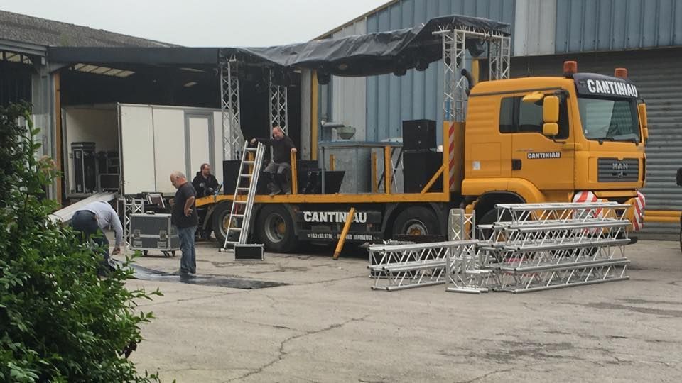 Un gros camion garé devant un immeuble.