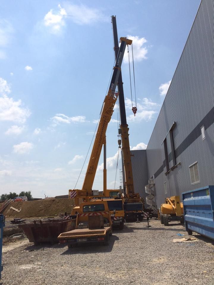 Une grue est soulevée par une grue.