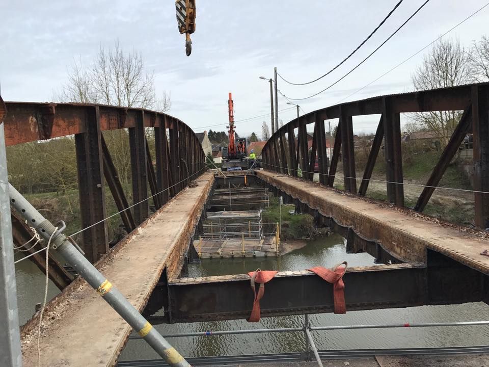 Un ouvrier du bâtiment travaille sur un pont avec.