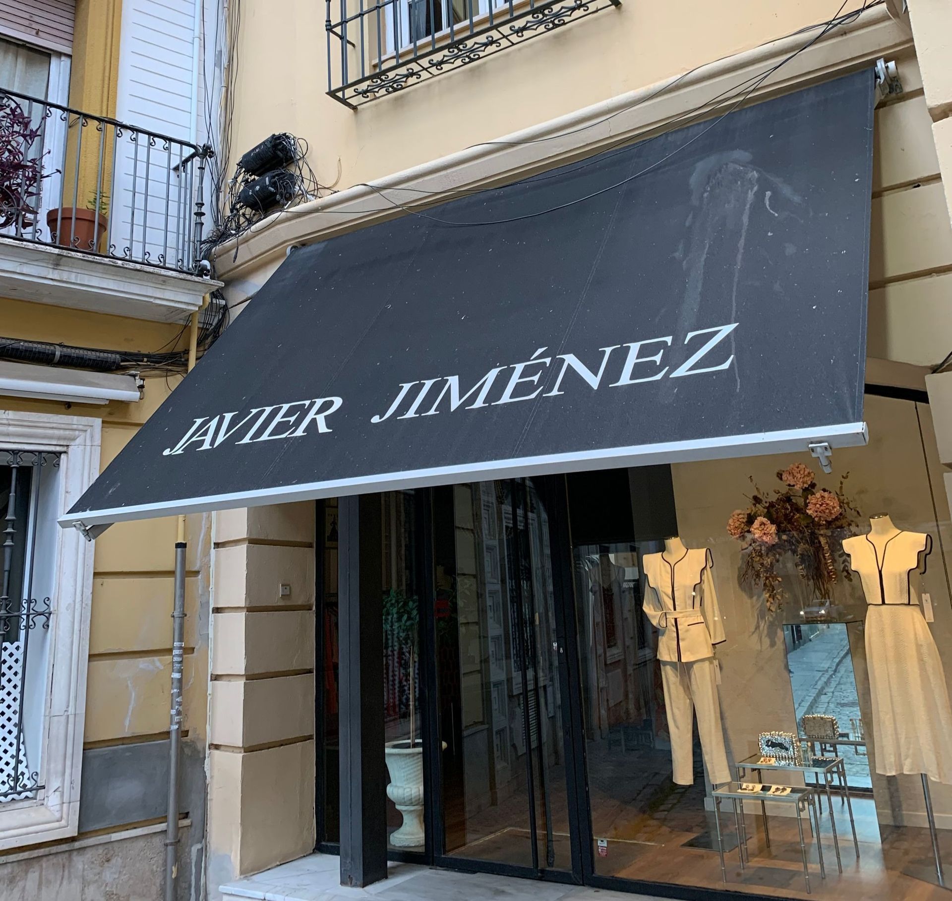 Exterior de una tienda de ropa, 