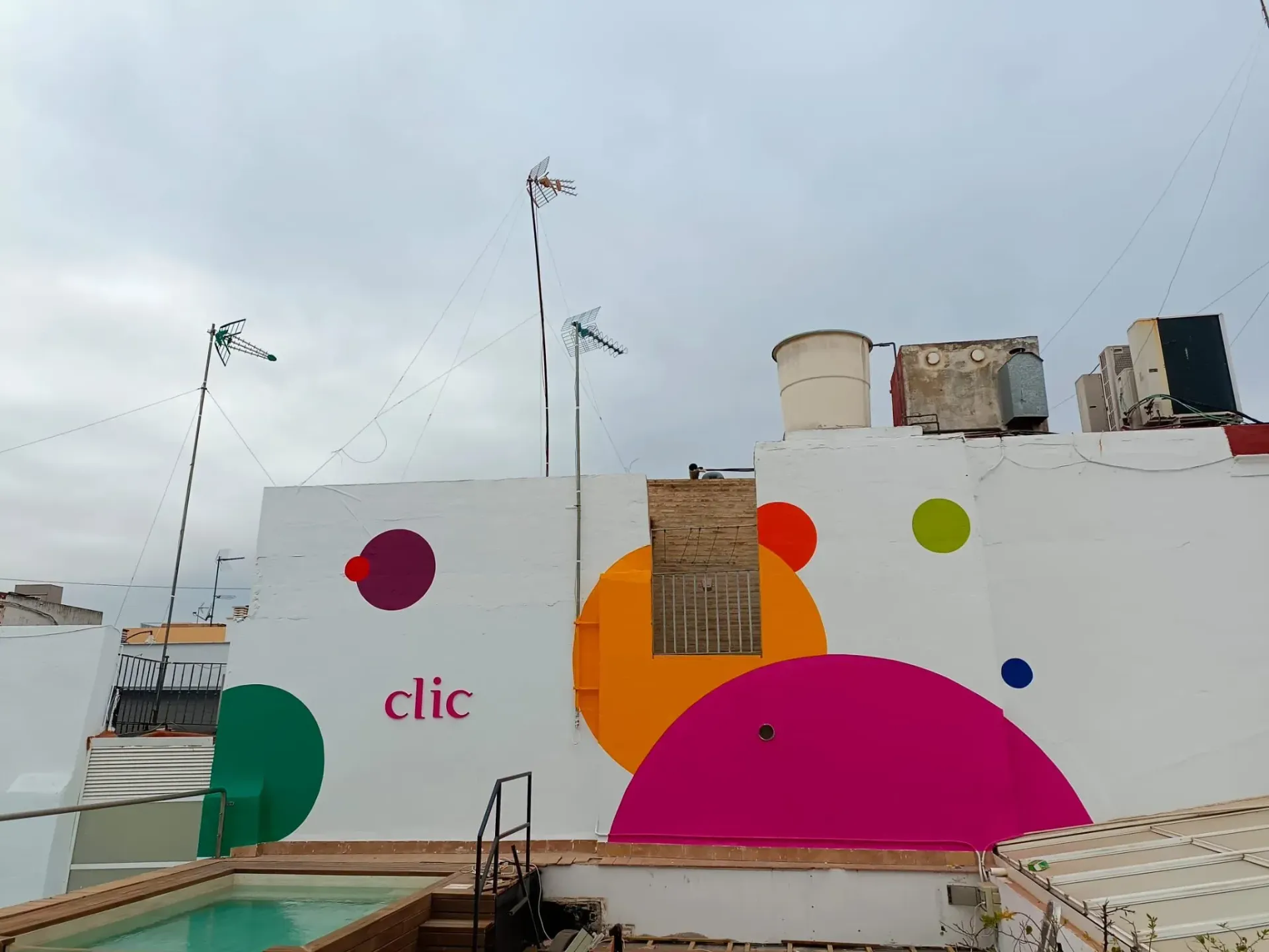 Azotea con el logotipo