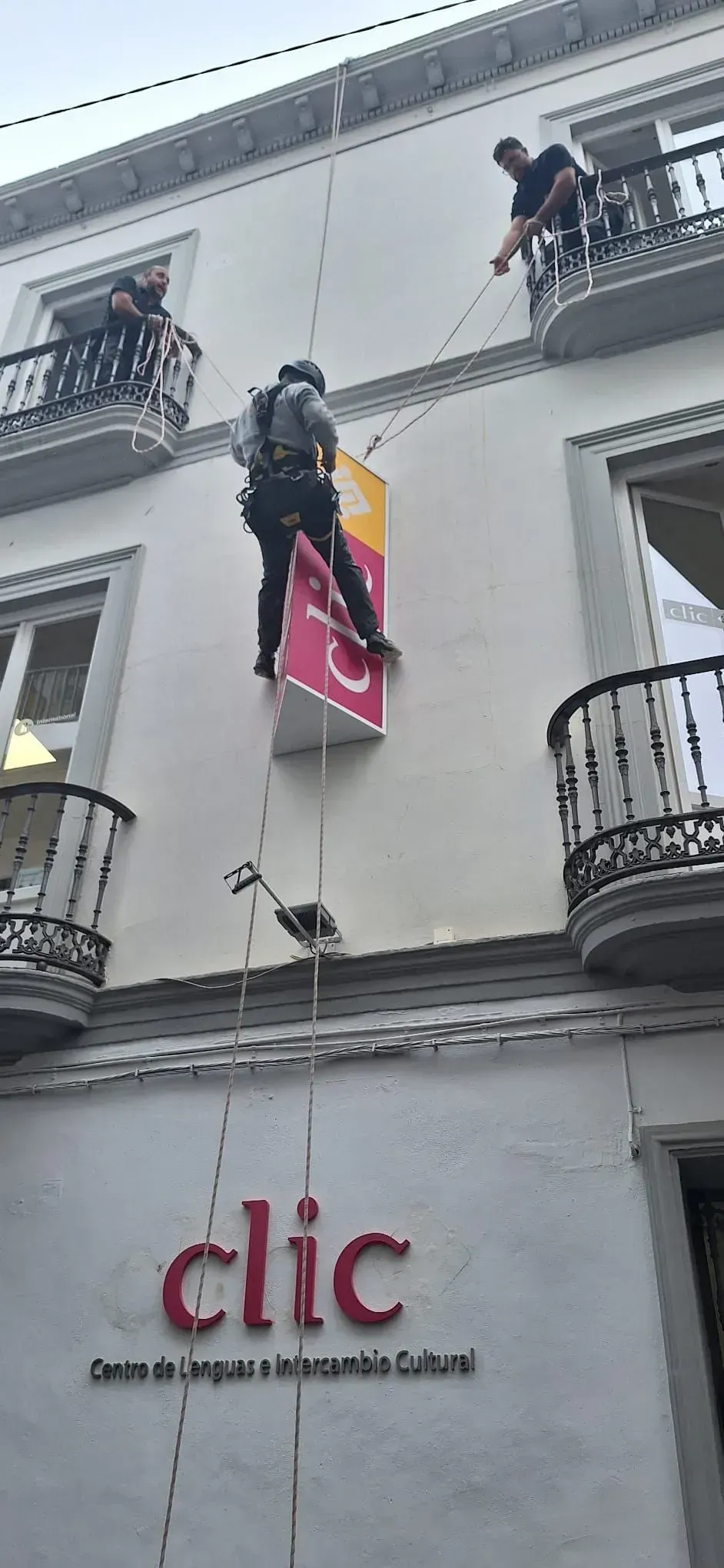 Un hombre instala un cartel de 
