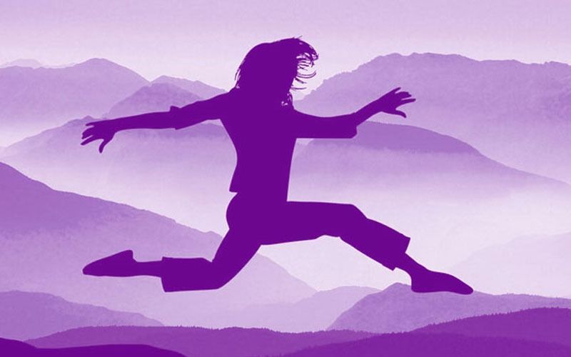 Una silueta morada de una persona saltando en el aire.