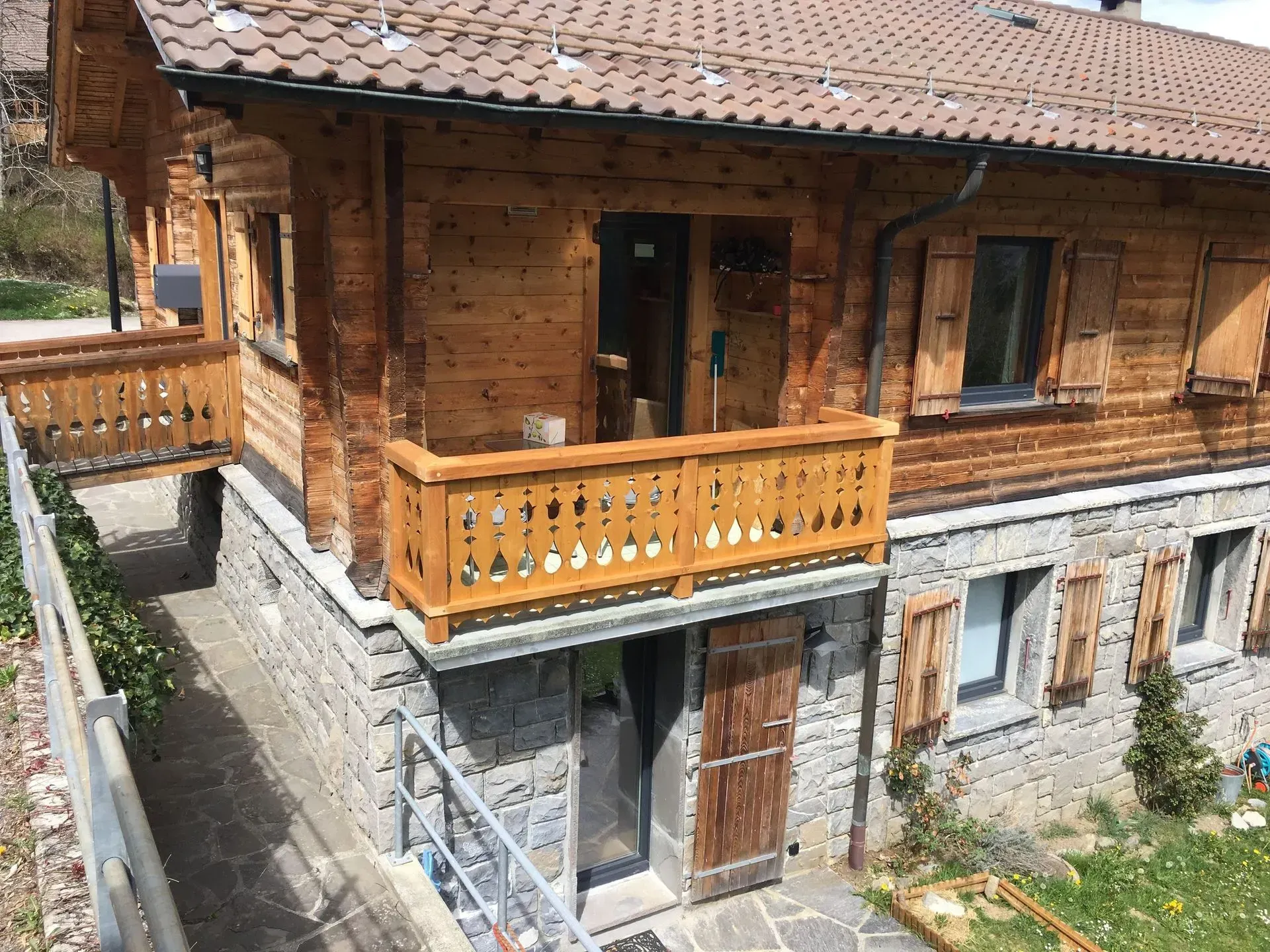Une grande maison en bois avec un balcon sur le côté.